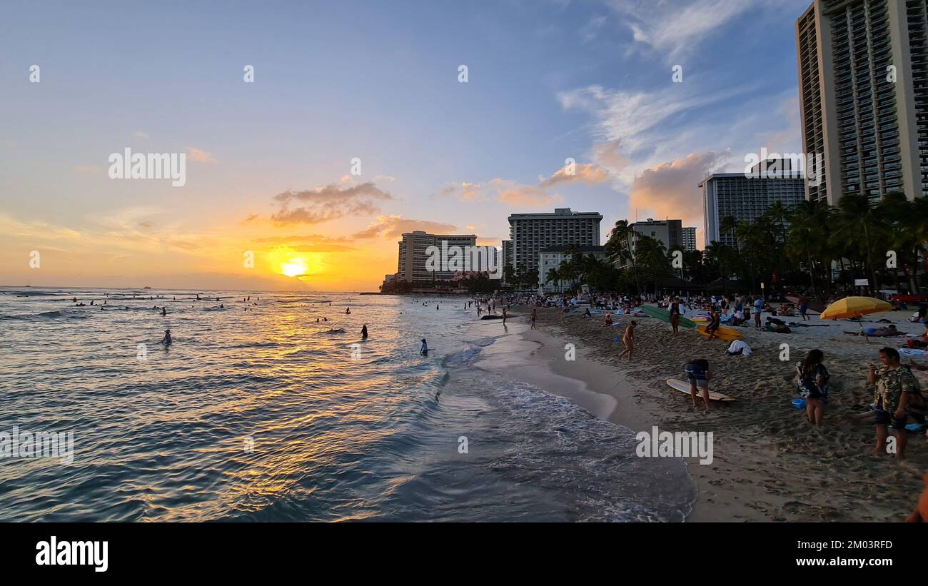 Sonnenuntergang über Waikiki Beach in Hawaii und Diamond Head Stockfoto