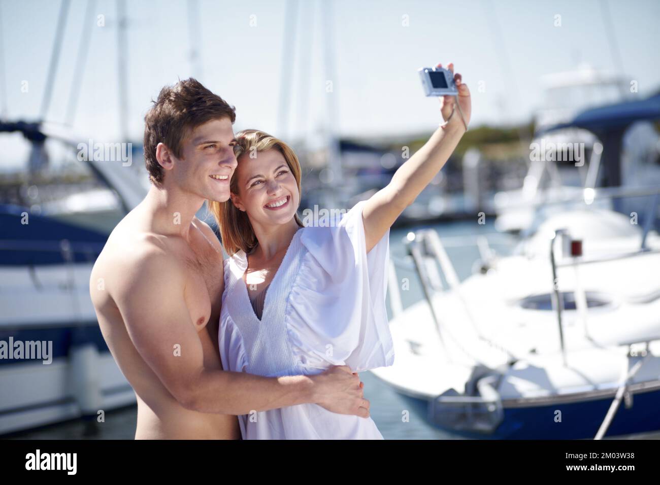 Schnappschüsse einer Sommerromantik. Ein junges Paar macht einen Schnappschuss von sich am Yachthafen. Stockfoto