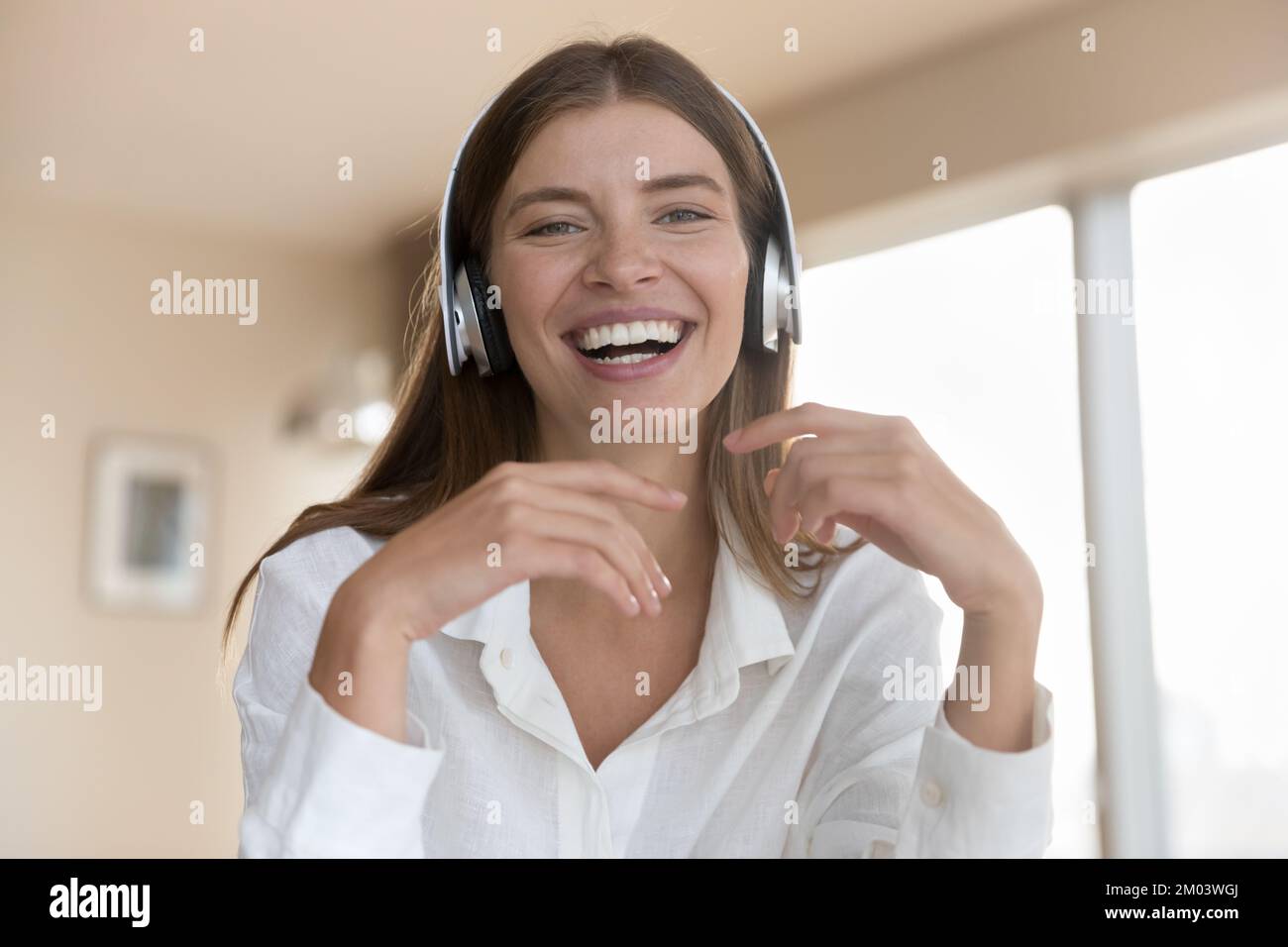 Fröhliche, wunderschöne junge Frau, Millennials-Mädchen im Porträt mit kabellosen Kopfhörern Stockfoto