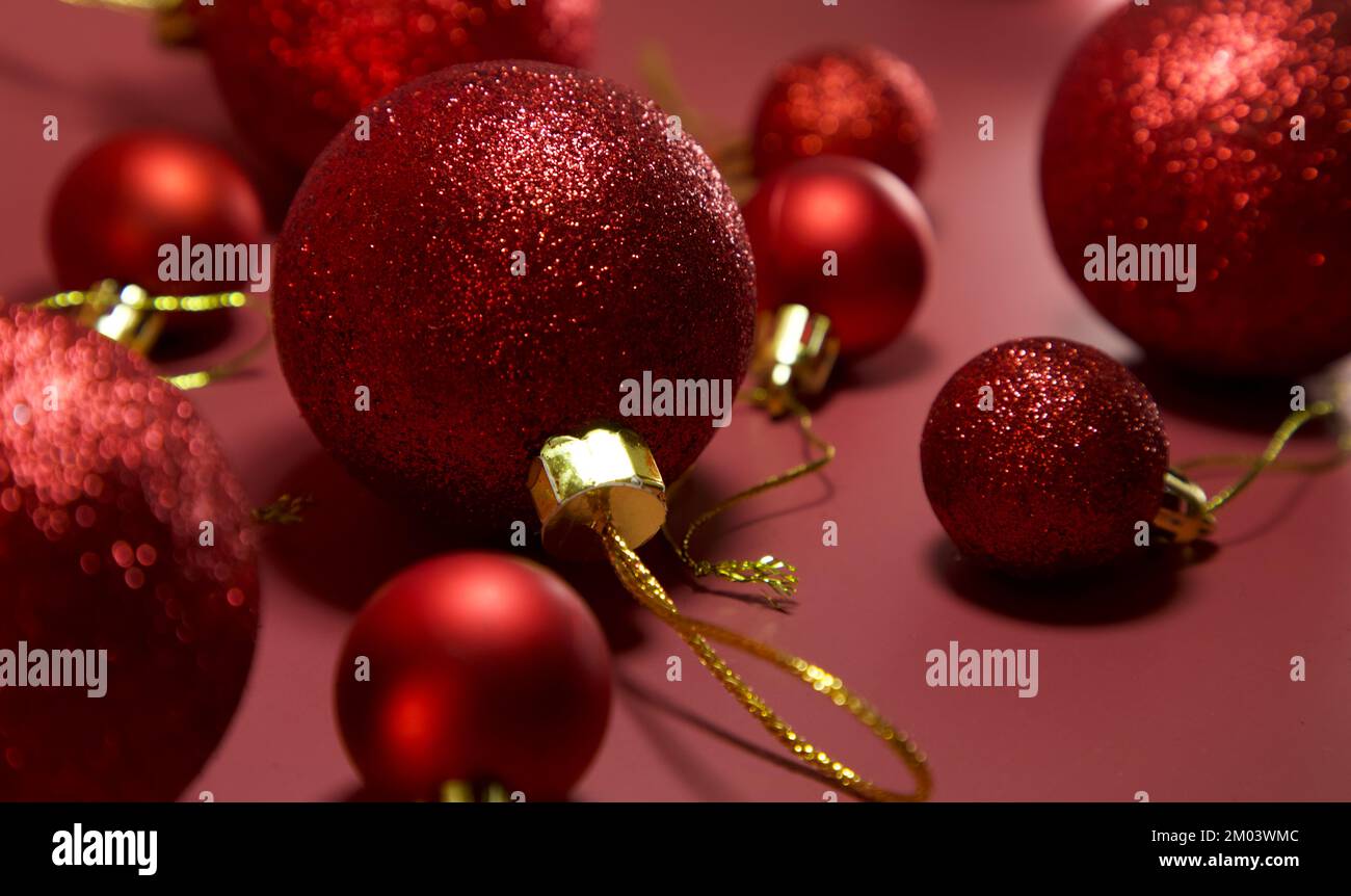 Weihnachtskugeln, Kugeln isoliert auf rotem Hintergrund. Weihnachtsdekoration. Flach verlegt. Speicherplatz kopieren. Draufsicht. Stockfoto