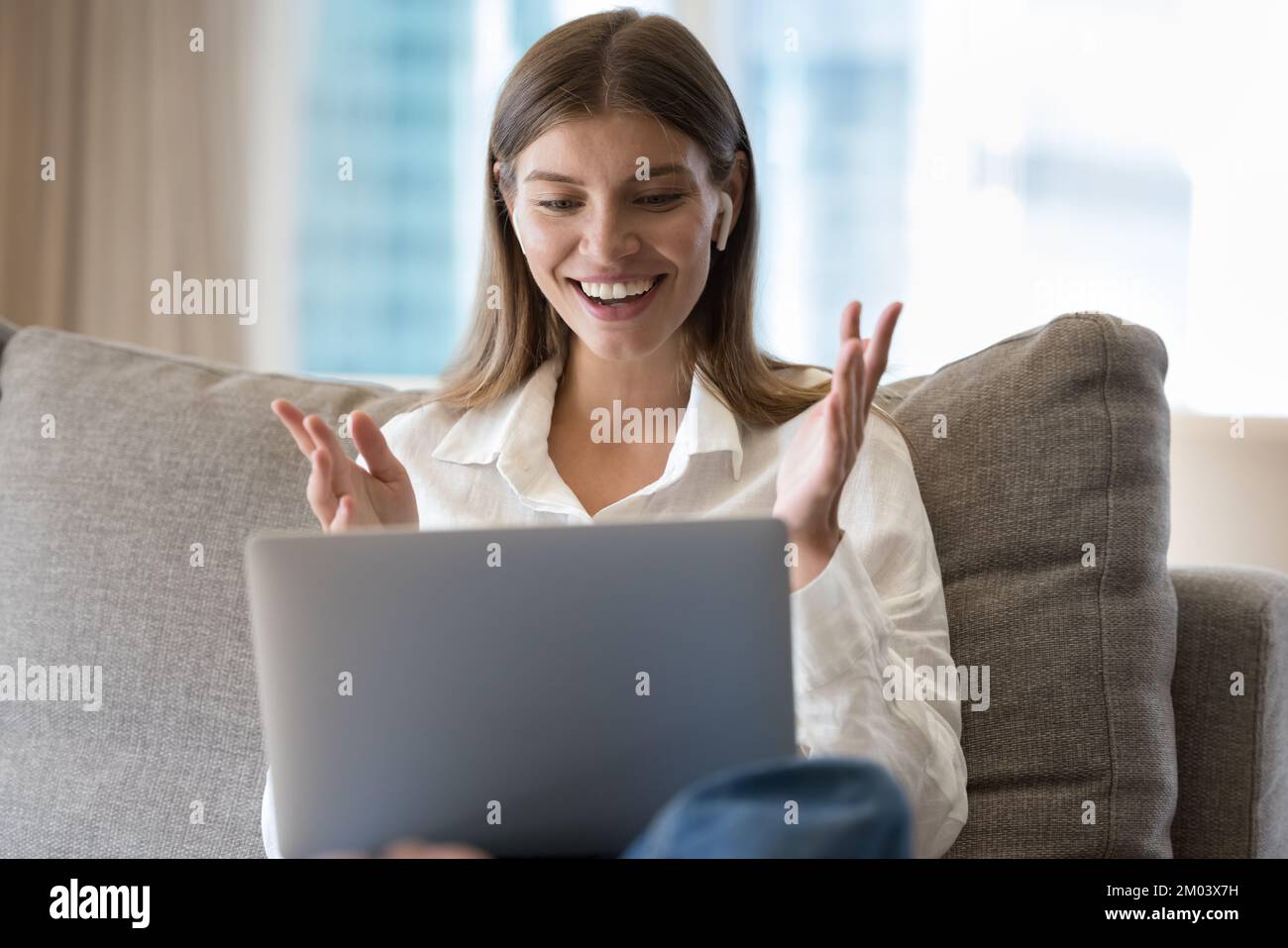 Aufgeregt fröhlich ziemlich 30s Laptop-Benutzer Frau starrte auf das Display Stockfoto