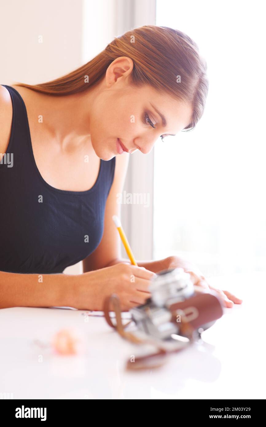 Ich schicke Fotos an ihre Freundin. Eine Frau, die einen Brief schreibt. Stockfoto Ich schicke Fotos an ihre Freundin. Eine Frau, die einen Brief schreibt. Stockfoto