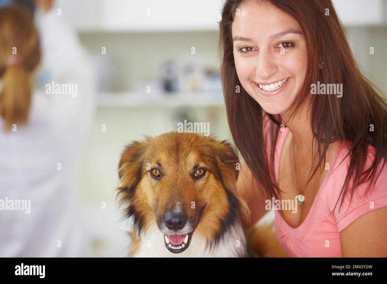 Ich liebe meinen Hund. Porträt einer lächelnden, hübschen Frau mit ihrem Hundetier. Stockfoto