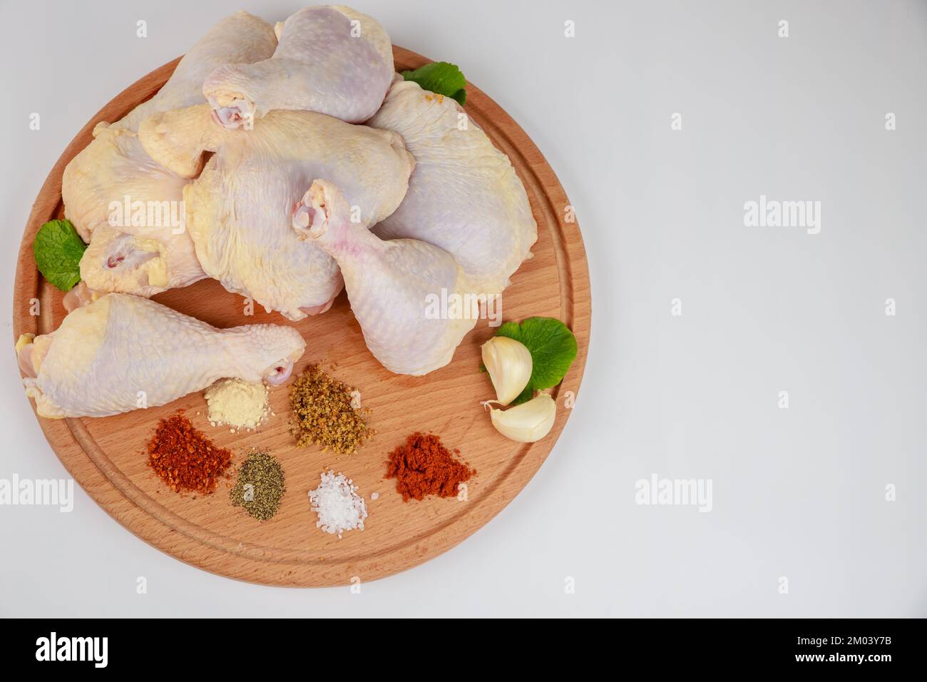 Ein köstliches Gericht kann durch Kochen von rohen Hähnchenschenkeln mit Gewürzen zubereitet werden. Stockfoto