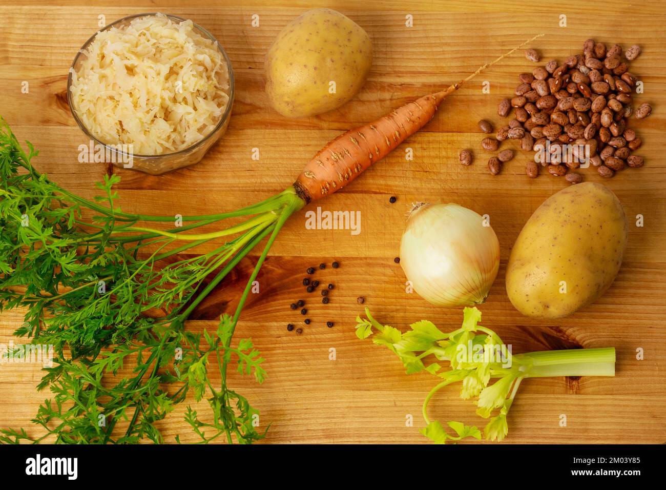Sauerkrautsuppe wird aus folgenden Zutaten hergestellt: Stockfoto