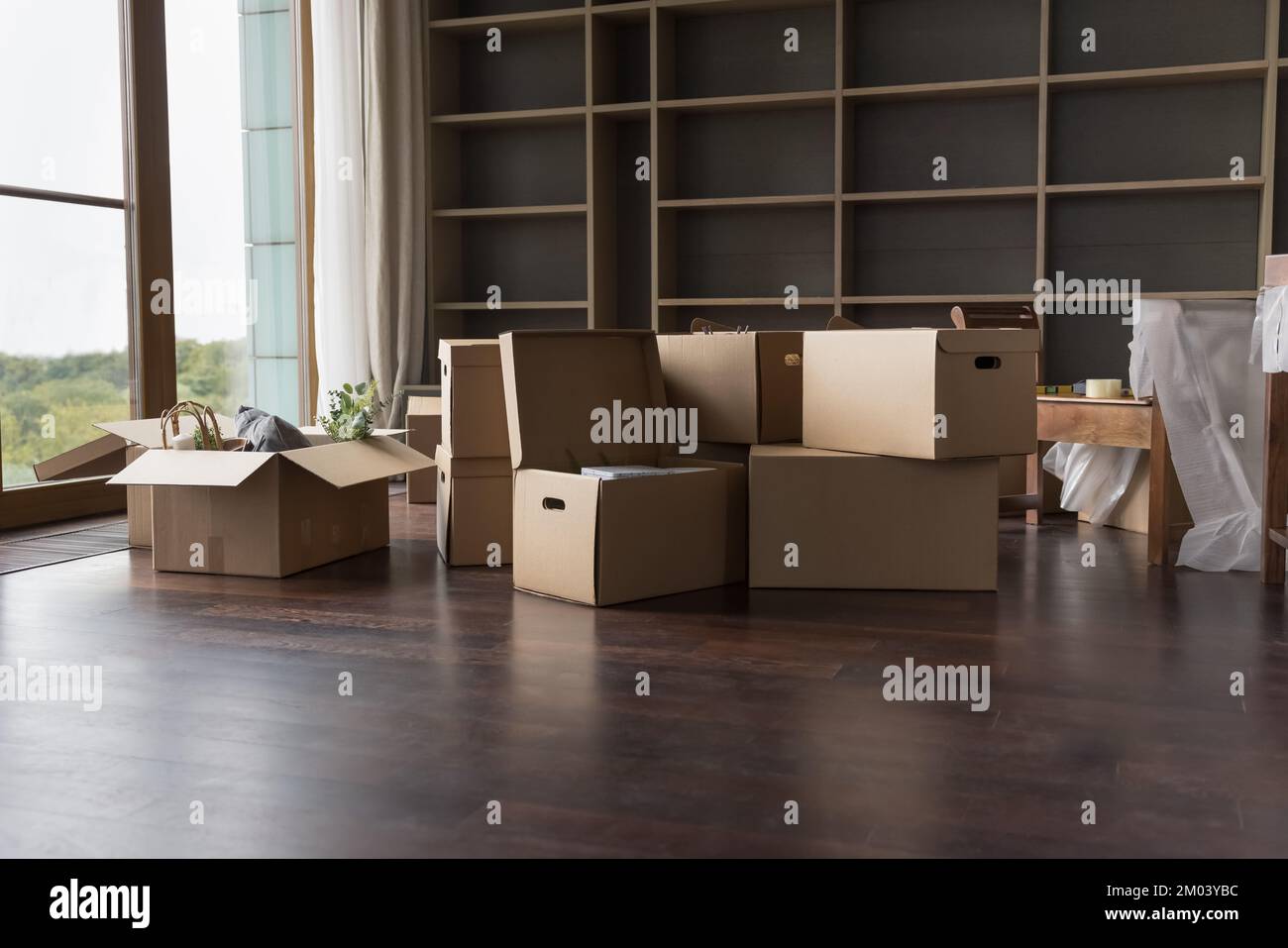 Stapel von Papierkisten zum Transport auf dem Boden gestapelt Stockfoto