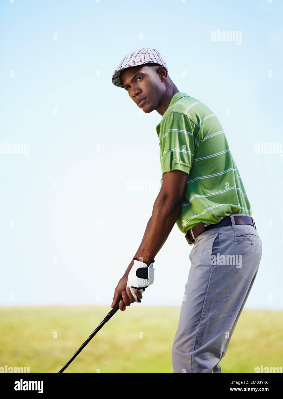 Lernen im Golffokus. Ein junger Golfer, der seinen Antrieb aufbaut. Stockfoto