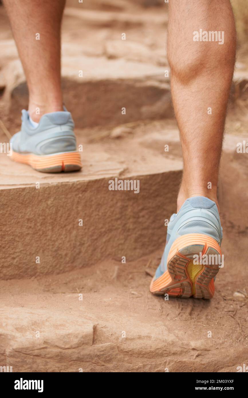 Schritt für Schritt... Bild eines Wanderers, dessen Beine Treppen erklimmen. Stockfoto