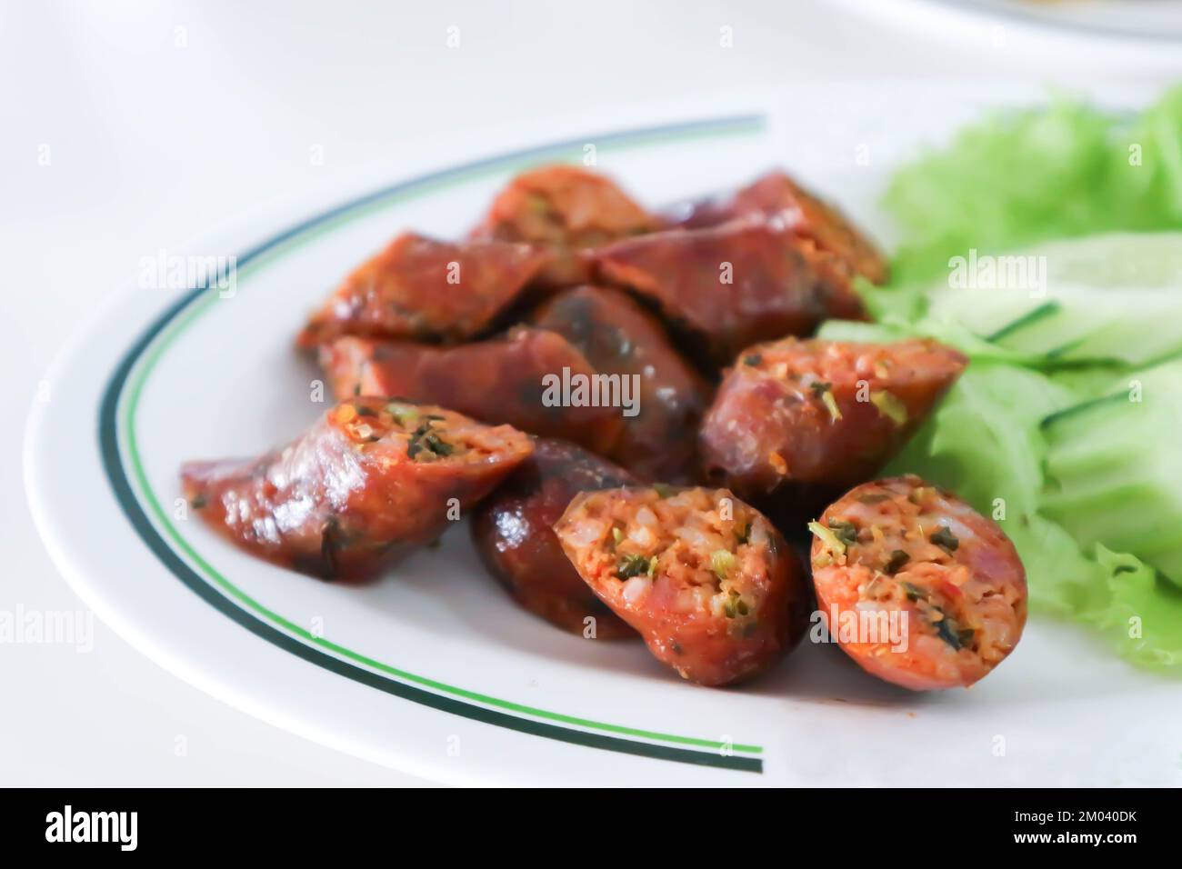 Wurst oder nordthailändische Wurst, Wurst oder scharfe Wurst und Gemüse Stockfoto