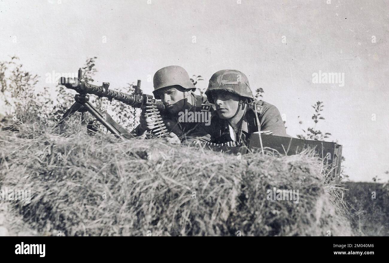 Deutsche Soldaten feuern 1942 eine MG34 an der russischen Front ab. Der MG34 wurde im Zweiten Weltkrieg von der Wehrmacht ausgiebig genutzt Stockfoto