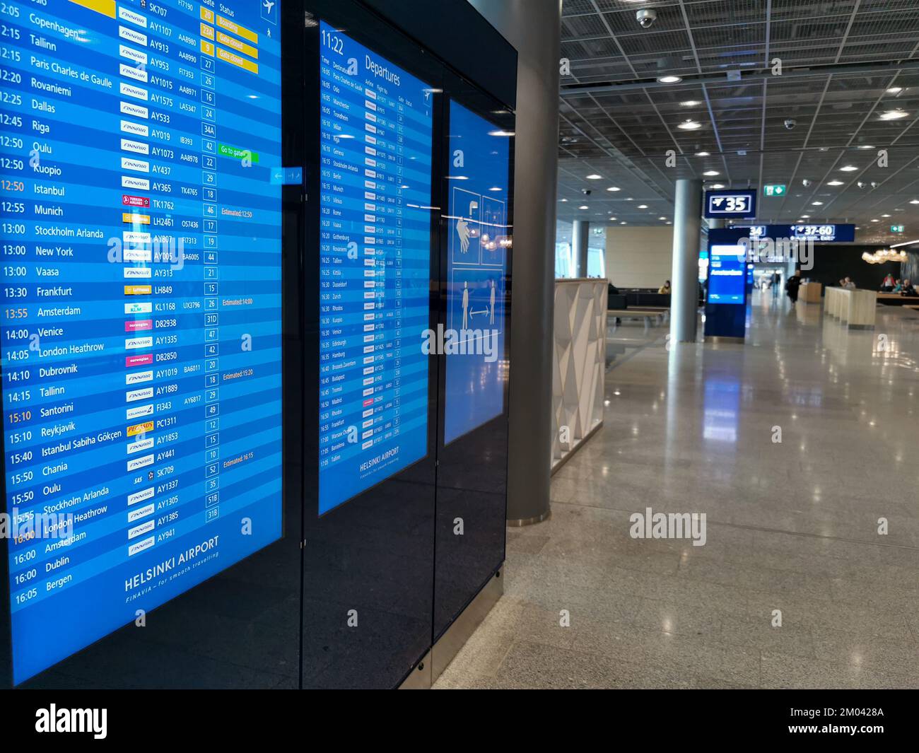 Abflugkontrolle. Vollbild-Details eines Abflugsboards mit Flugdetails eines internationalen Flughafens. Stockfoto