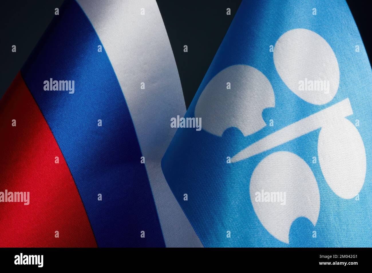 KIEW, UKRAINE - 28. November 2022. Flaggen der OPEC und Russlands als Konzept von Abkommen. Stockfoto