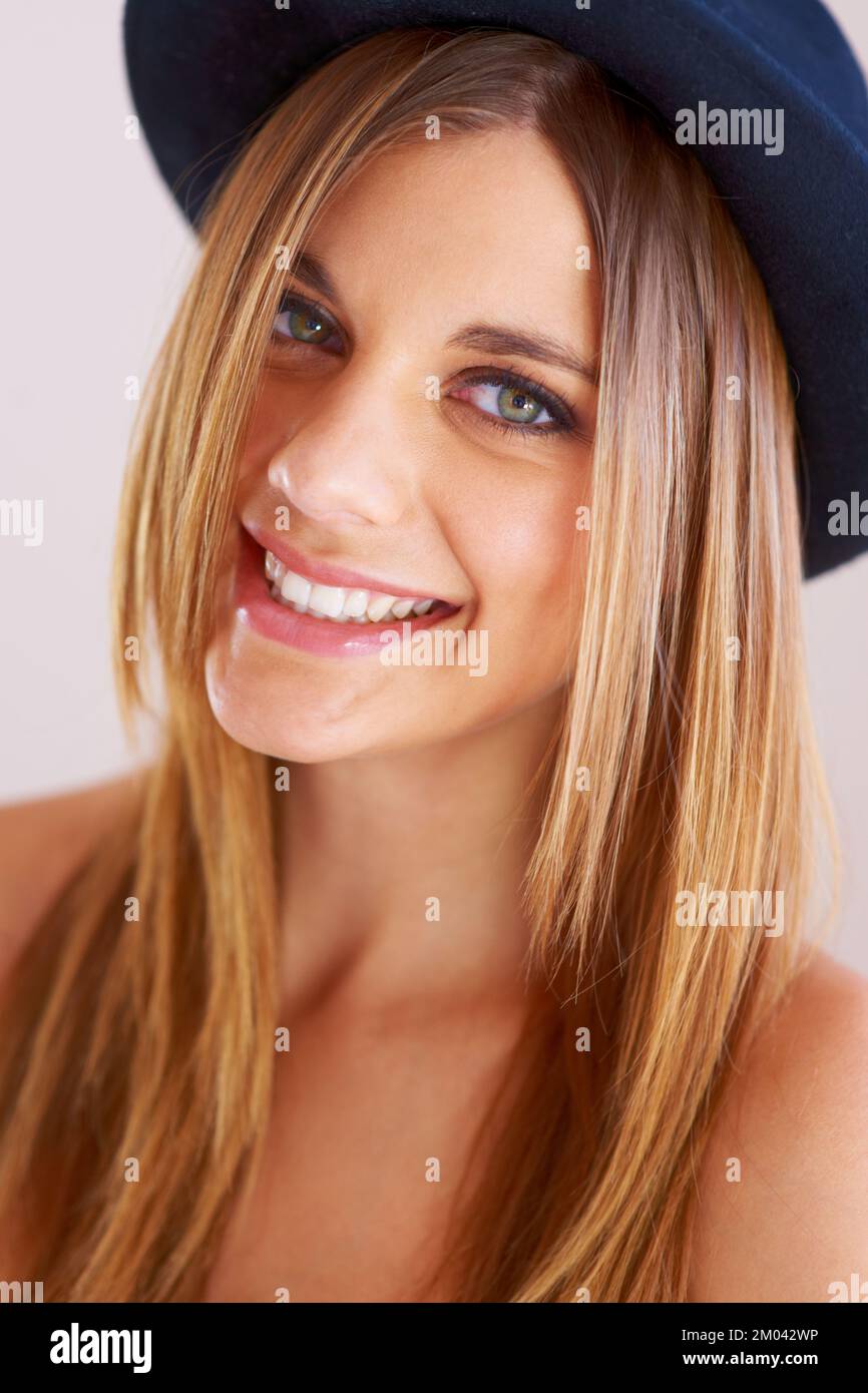 Trendig und glücklich. Eine stilvolle und attraktive junge Frau. Stockfoto