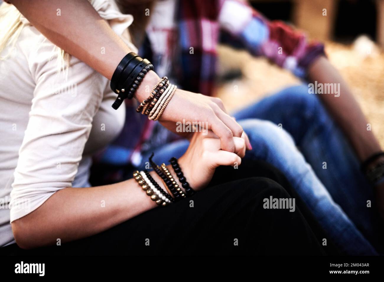 Ich bleibe bei der Party. Ein Paar, das Händchen hält auf einem Musikfestival. Stockfoto