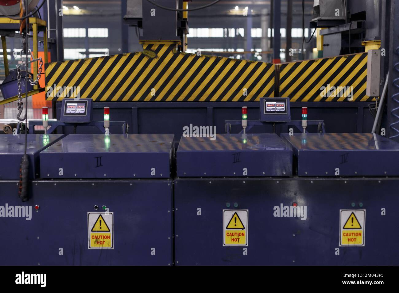 Das Innere ist moderne Ausrüstung in der Fabrik, experimentelle Ausrüstung. Arbeiten Sie mit Metall Stockfoto