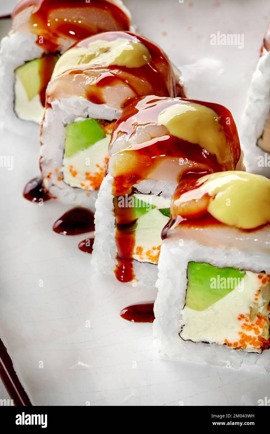 Sushi-Brötchen mit Frischkäse, Avocado, Tobiko, Butterfisch, Mayonnaise ...