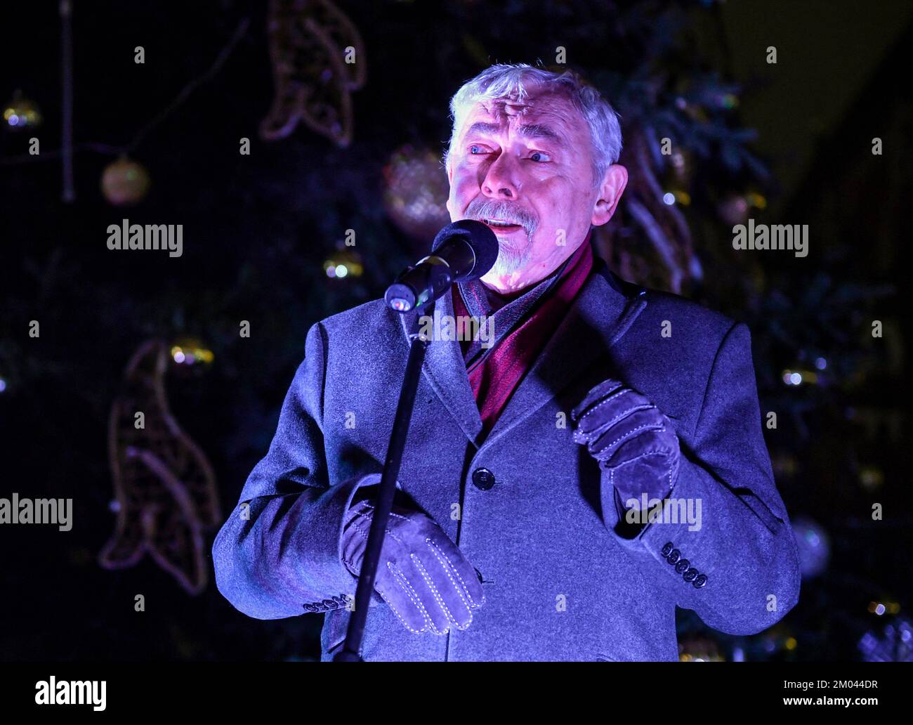 Krakau, Polen. 03.. Dezember 2022. Der Bürgermeister von Krakau Jacek Majchrowski, während der zeremoniellen Beleuchtung des Weihnachtsbaums auf dem Hauptmarktplatz. Die Vorbereitungen für Weihnachten sind in Krakau im Gange. Kredit: SOPA Images Limited/Alamy Live News Stockfoto