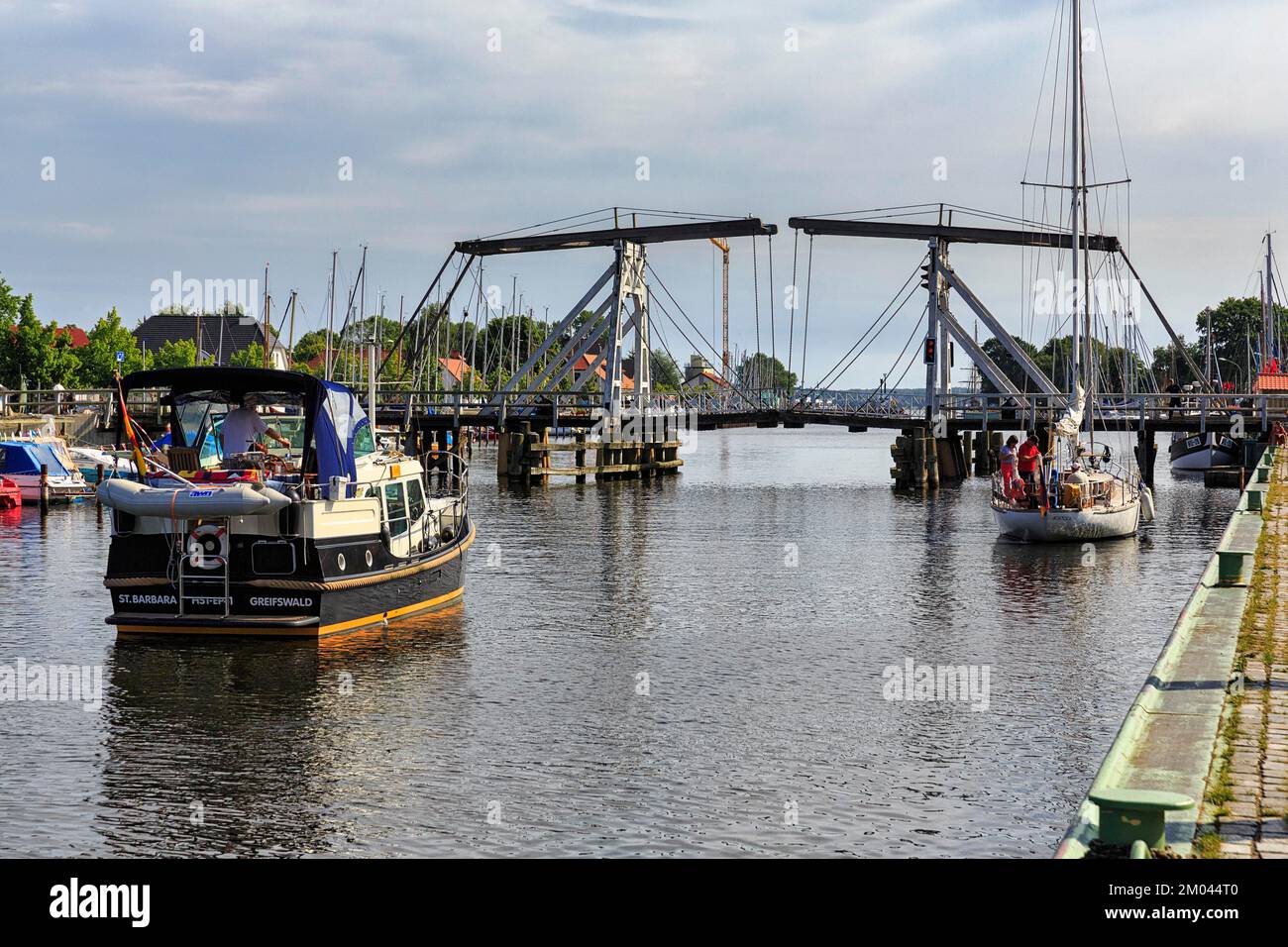 Boote mit Touristen, die vor der geschlossenen Zugbrücke warten, Doppelbalken, Wiecker Holzbaskulebrücke, Fluss Ryck, Greifswald, Deutschland, EU Stockfoto