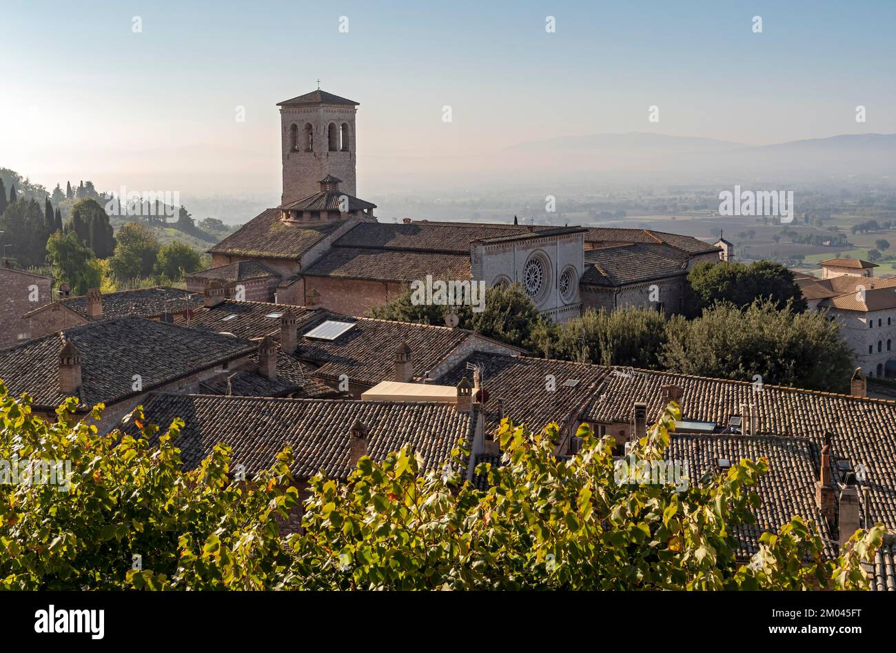 Kirche St. Peter, Chiesa Abbazia di San Pietro, Assisi, Umbrien, Italien, Europa Stockfoto