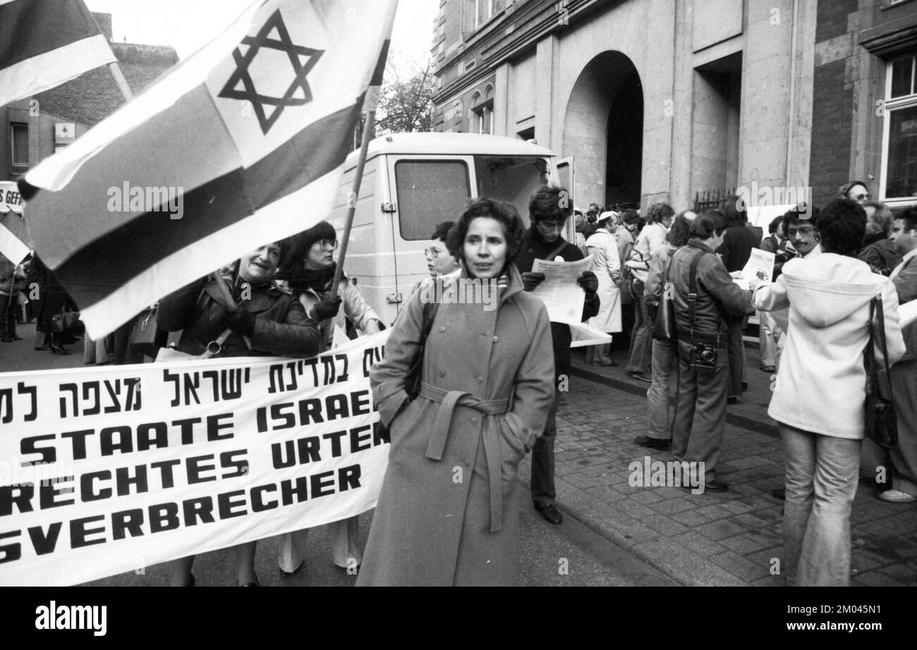 Französische Juden und deutsche Nazi-Opfer demonstrierten für die Verurteilung des ehemaligen Pariser Gestapo-Chefs Kurt Lischka vor dem Regionalgericht i. Stockfoto