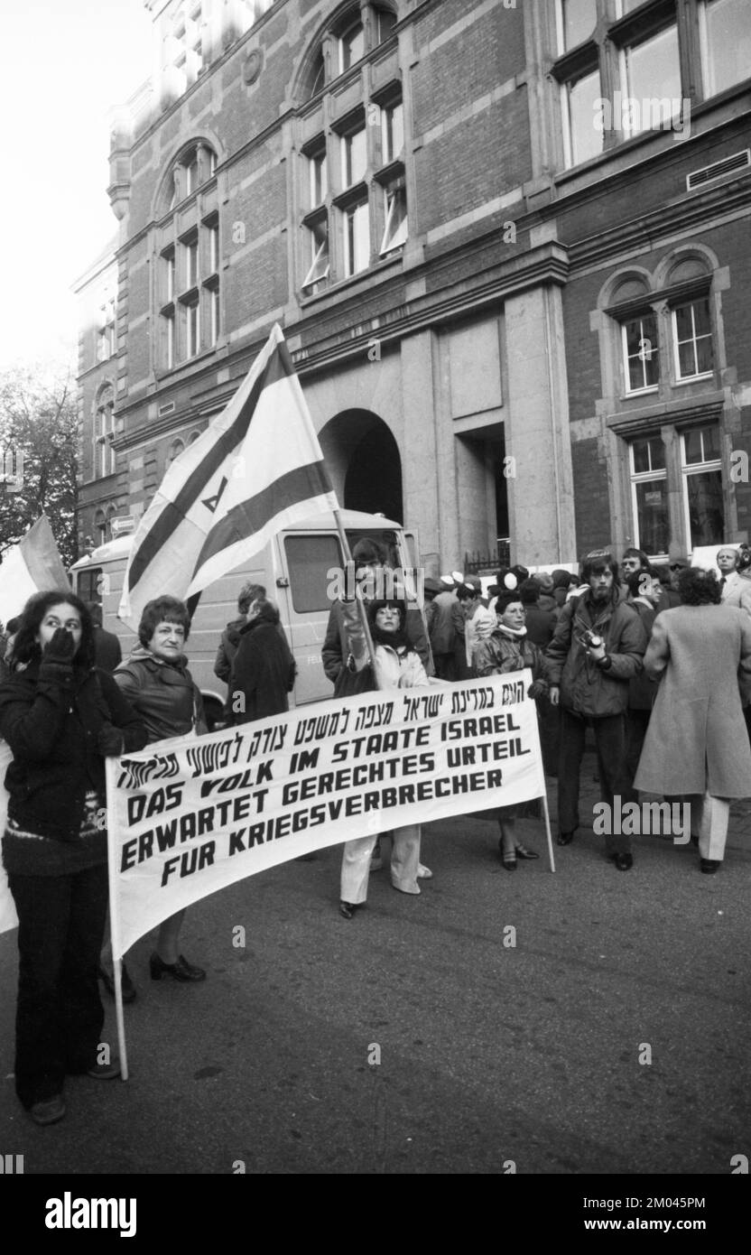 Französische Juden und deutsche Nazi-Opfer demonstrierten für die Verurteilung des ehemaligen Leiters der Gestapo in Paris, Kurt Lischka, am 23.10.1979. Vor ihnen Stockfoto