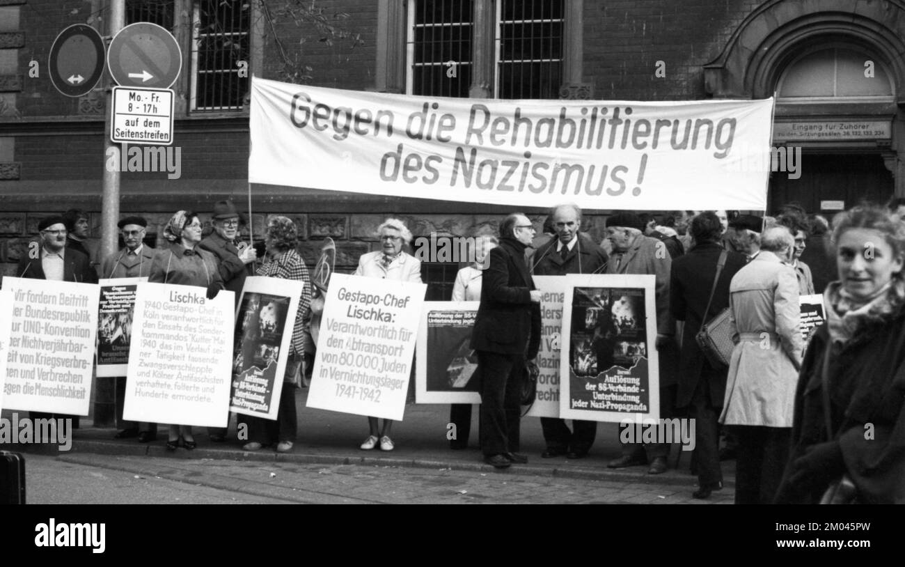 Französische Juden und deutsche Nazi-Opfer demonstrierten für die Verurteilung des ehemaligen Leiters der Gestapo in Paris, Kurt Lischka, am 23.10.1979. Vor ihnen Stockfoto