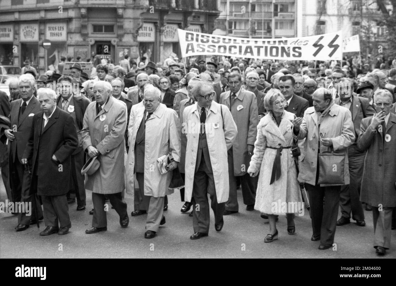 Internationale Widerstandskämpfer und Verfolger des Nazi-Regimes demonstrierten gegen die Verfolgung von Verbrechen der Nazis, teilweise bekleidet Stockfoto