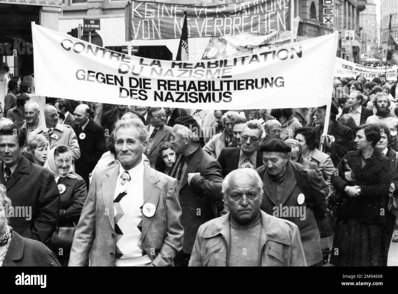 Internationale Widerstandskämpfer und Verfolger des Nazi-Regimes demonstrierten gegen die Verfolgung von Verbrechen der Nazis, teilweise bekleidet Stockfoto