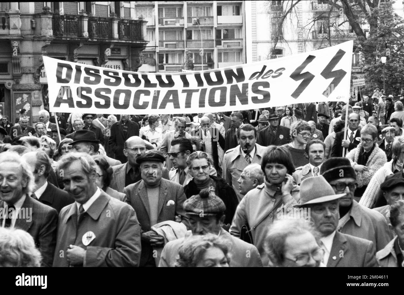 Internationale Widerstandskämpfer und Verfolger des Nazi-Regimes demonstrierten gegen die Verfolgung von Verbrechen der Nazis, teilweise bekleidet Stockfoto