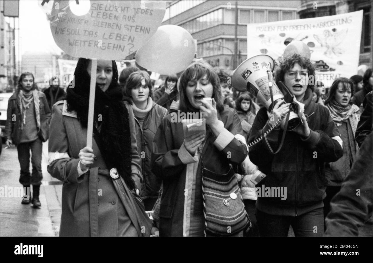 Demonstration von Frauen und Männern zum Internationalen Frauentag 07.03.1981 in Düsseldorf, Deutschland, Europa Stockfoto