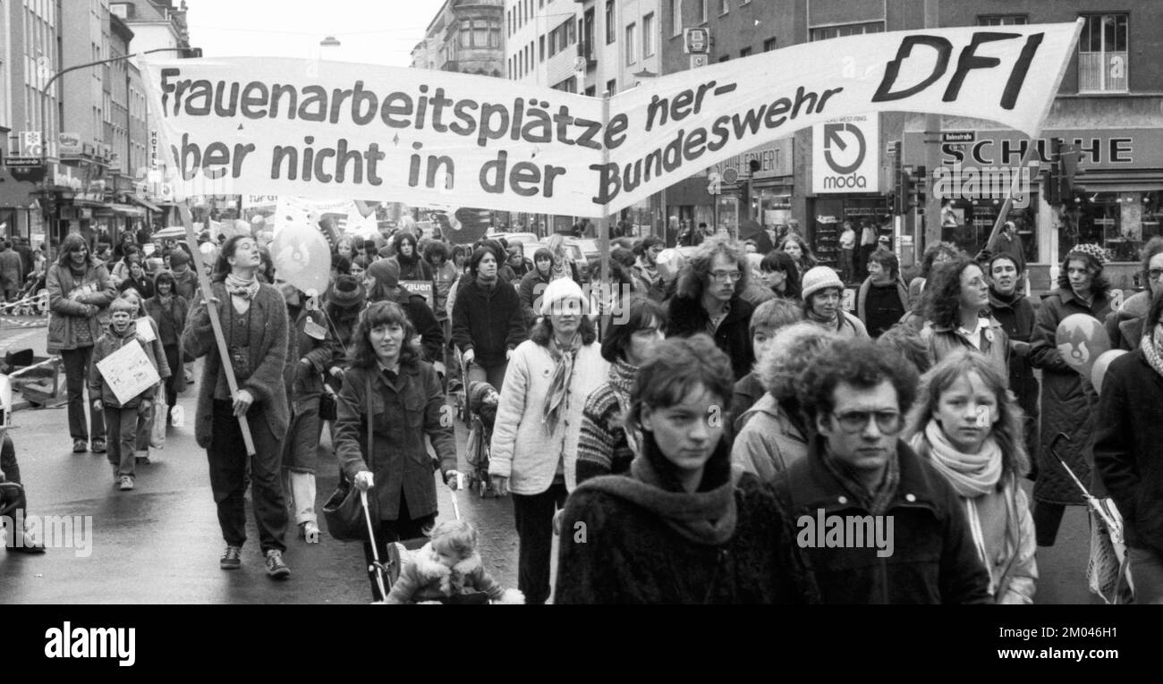 Demonstration von Frauen und Männern zum Internationalen Frauentag 07.03.1981 in Düsseldorf, Deutschland, Europa Stockfoto