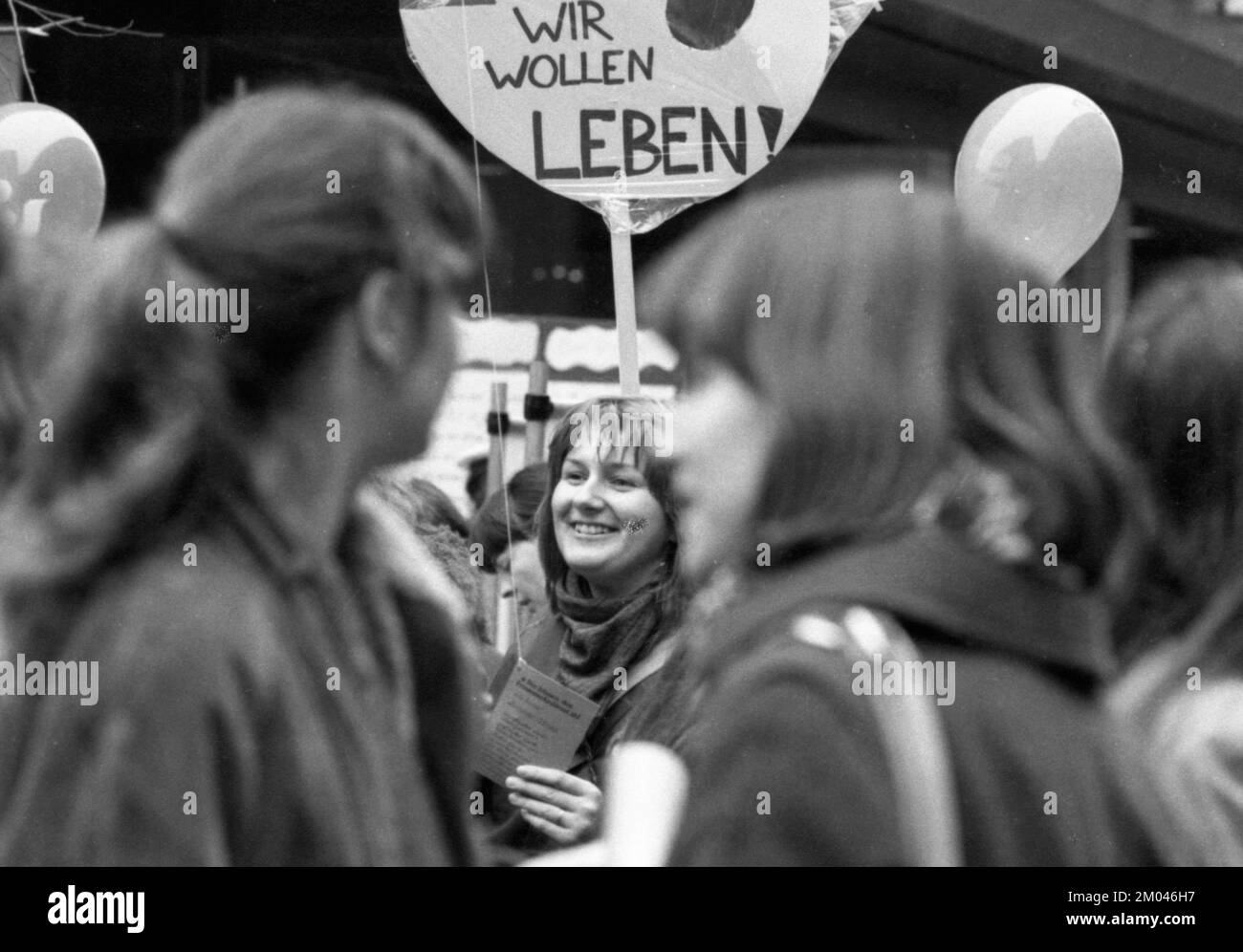 Demonstration von Frauen und Männern zum Internationalen Frauentag 07.03.1981 in Düsseldorf, Deutschland, Europa Stockfoto