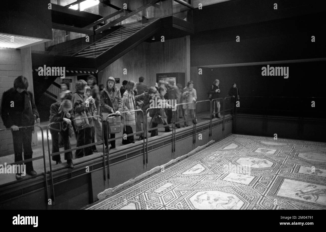 Im Rahmen des Latein-Kurses besuchte dieser Kurs des Max-Planck-Gymnasiums in Dortmund am 19. Januar das Romanisch-Germanische Museum und den Kölner Dom Stockfoto