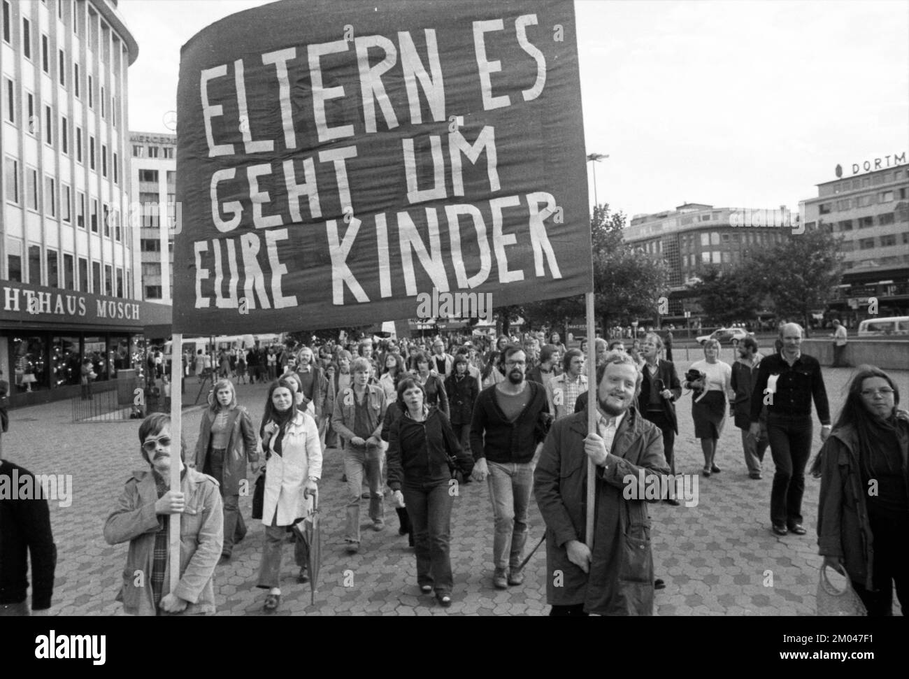 Mehr als tausend Lehrer aus Nordrhein-Westfalen haben am 26. September 1975 in Düsseldorf, Deutschland, in Europa demonstriert Stockfoto
