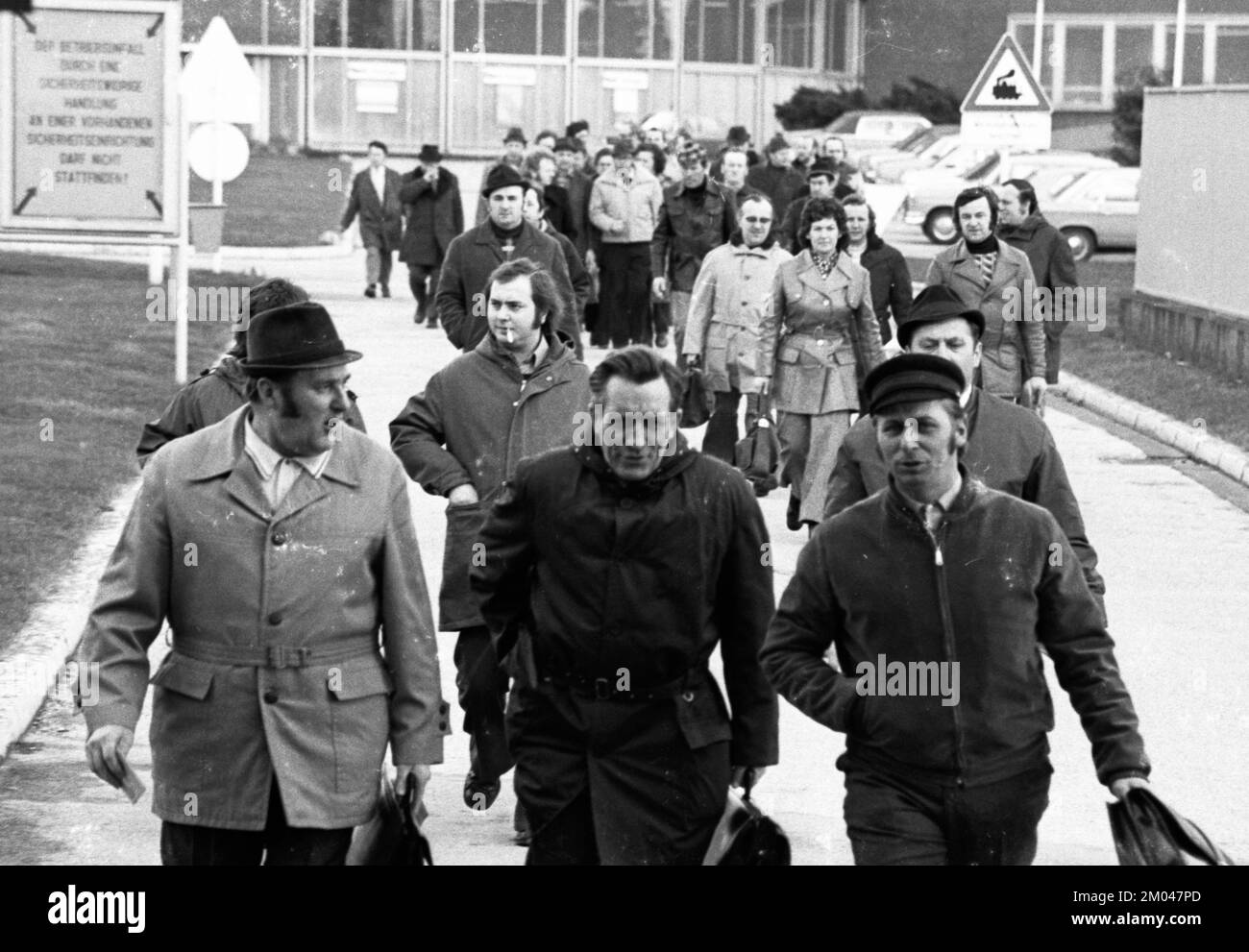 Der Schichtwechsel am Opel-Werkstor in Bochum am 29,1.1975, Deutschland, Europa Stockfoto