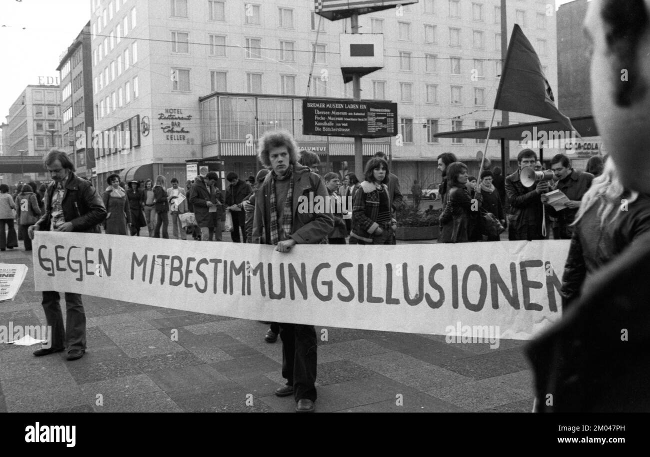 Der sozialistische Studentenkongress des SDAJ wurde am 1,3.1975, links, von einer Demonstration für demokratische Bildung durch das Zentrum von Bremen begleitet Stockfoto