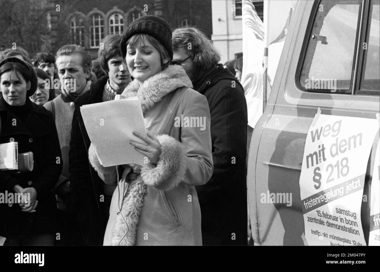 Mehrere hundert Frauen und ein paar Männer haben sich am 15.2.1975 in ...