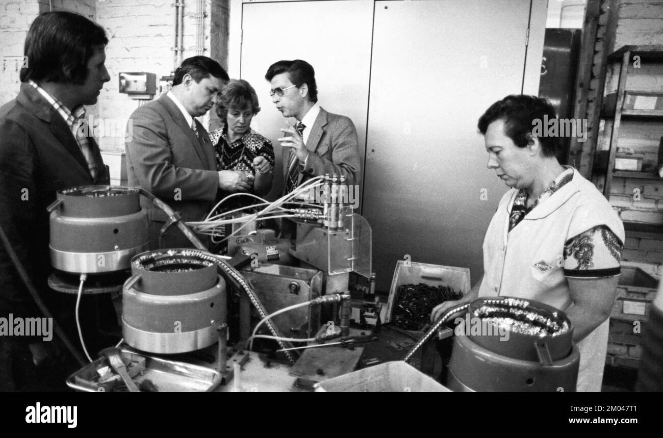 Frauenjobs beim Haushaltsgerätehersteller Krups auf 24.06.1975 in Bottrop. Besuch aus der UdSSR (Sibirien), Deutschland, Europa Stockfoto