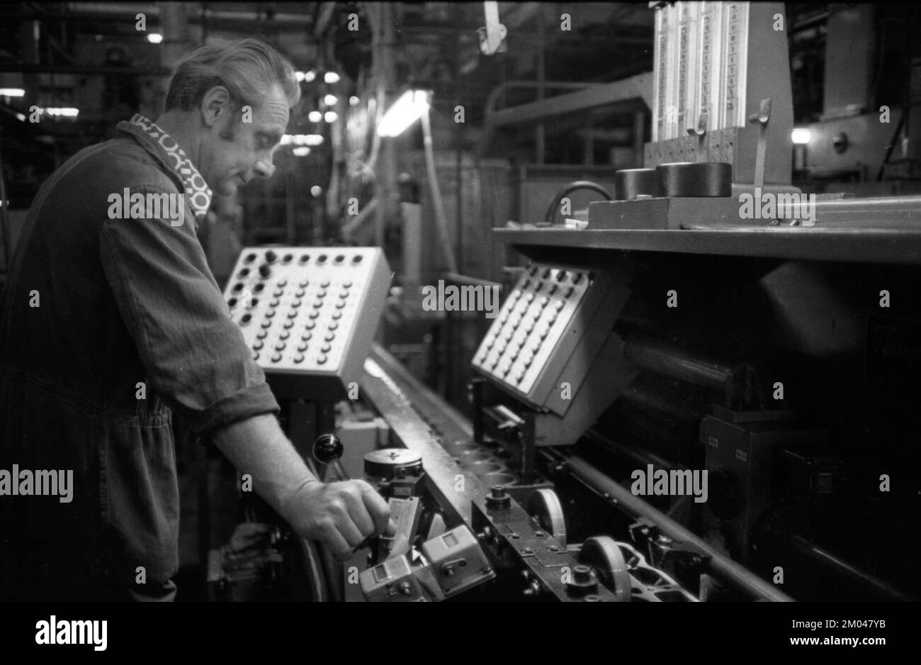 Produktion von Motoren, Achsen und anderen Fahrzeugteilen im Werk Opel in Bochum, Deutschland, 08.07.1975, Europa Stockfoto