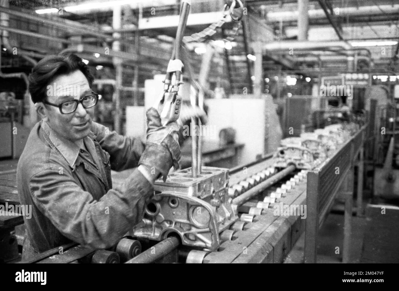 Produktion von Motoren, Achsen und anderen Fahrzeugteilen im Werk Opel in Bochum, Deutschland, 08.07.1975, Europa Stockfoto