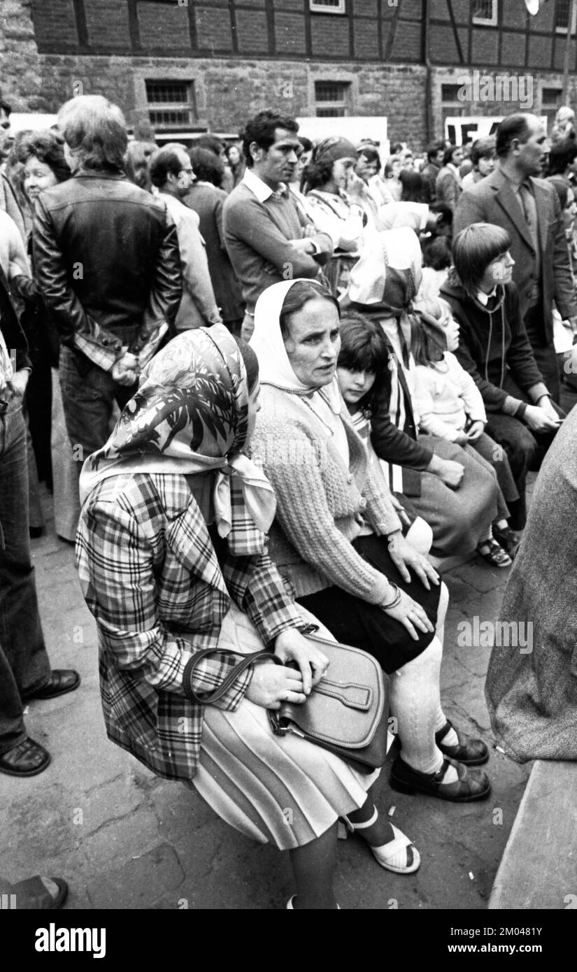 Diskussionen, Gesang und Tanz sollten Einheimische und Migranten - laut den Organisatoren der Kemnade - hier 1975 am 28.06.1975 näher zusammenbringen Stockfoto