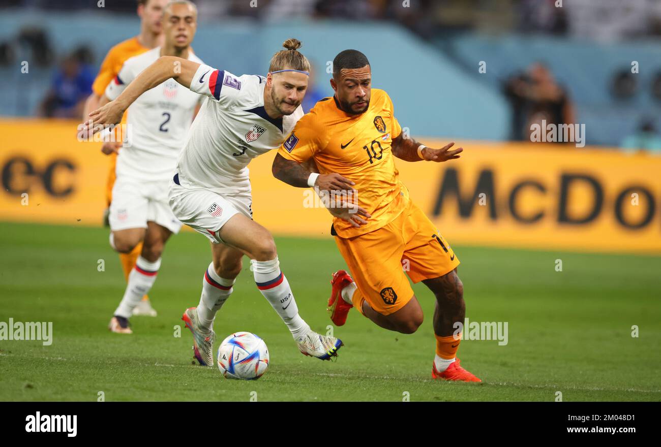 DOHA, KATAR - 03. DEZEMBER: FIFA-Weltmeisterschaft Katar 2022. Runde 16 zwischen den Niederlanden und den USA im Khalifa International Stadium am 03. Dezember 2022 in Doha, Katar. Memphis Depay of Netherlands Walker Zimmerman aus den USA Fussball WM 2022 bei der FIFA Fußball-Weltmeisterschaft 2022 in Katar © diebilderwelt / Alamy Stock Stockfoto