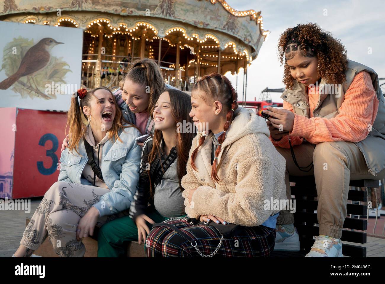 CARLA QUILEZ, SHEILA BAÑOS, CLAUDIA MEDINA, JAMILA BENGHARDA UND ESTEL COLLADO IN LA MATERNAL (2022) UNTER DER LEITUNG VON PILAR PALOMERO. Kredit: Inicia Films / RTVE / TV3 / Album Stockfoto