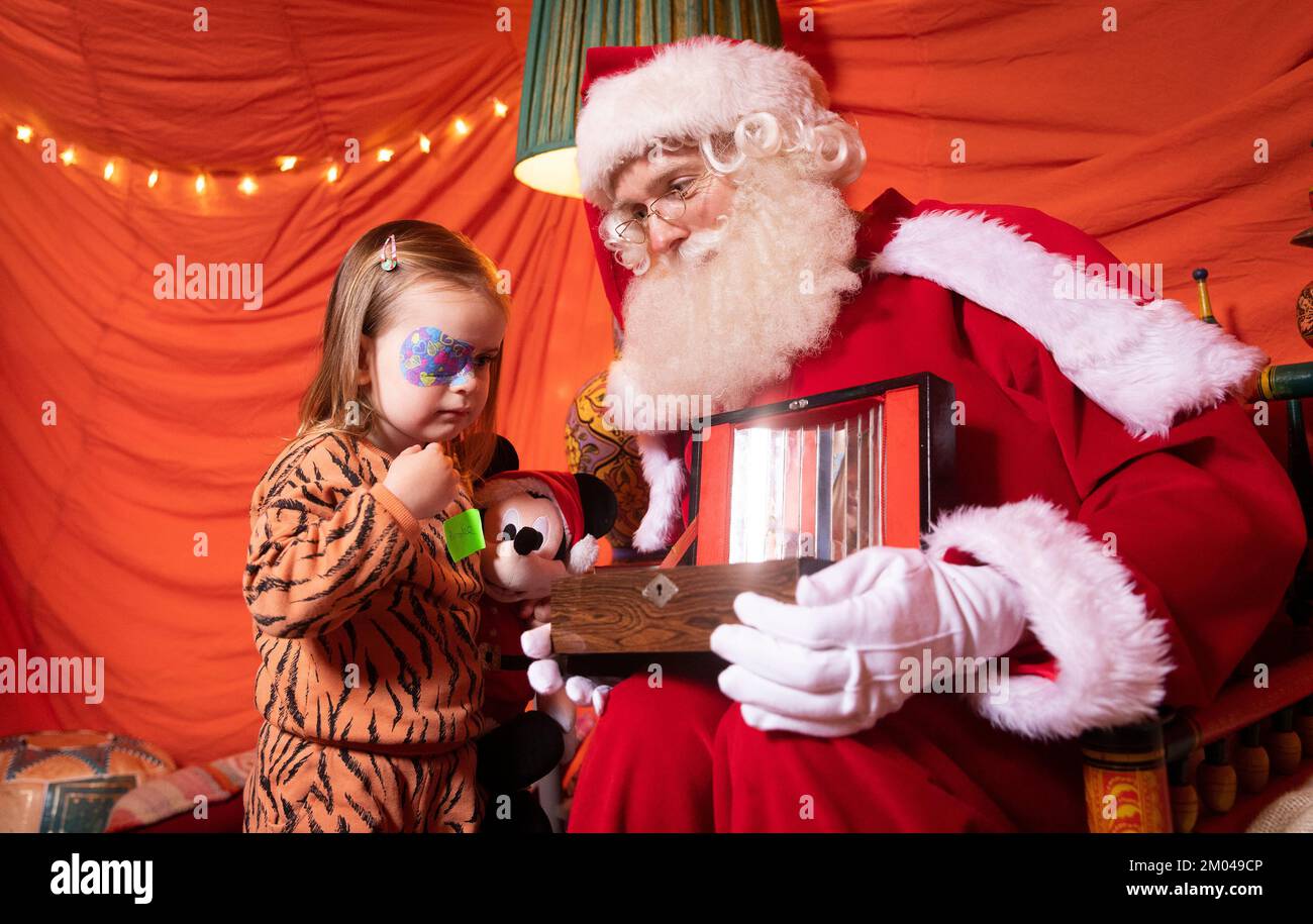 Weihnachtsmann Mit Geschenken Ausmalbild Für Kinder