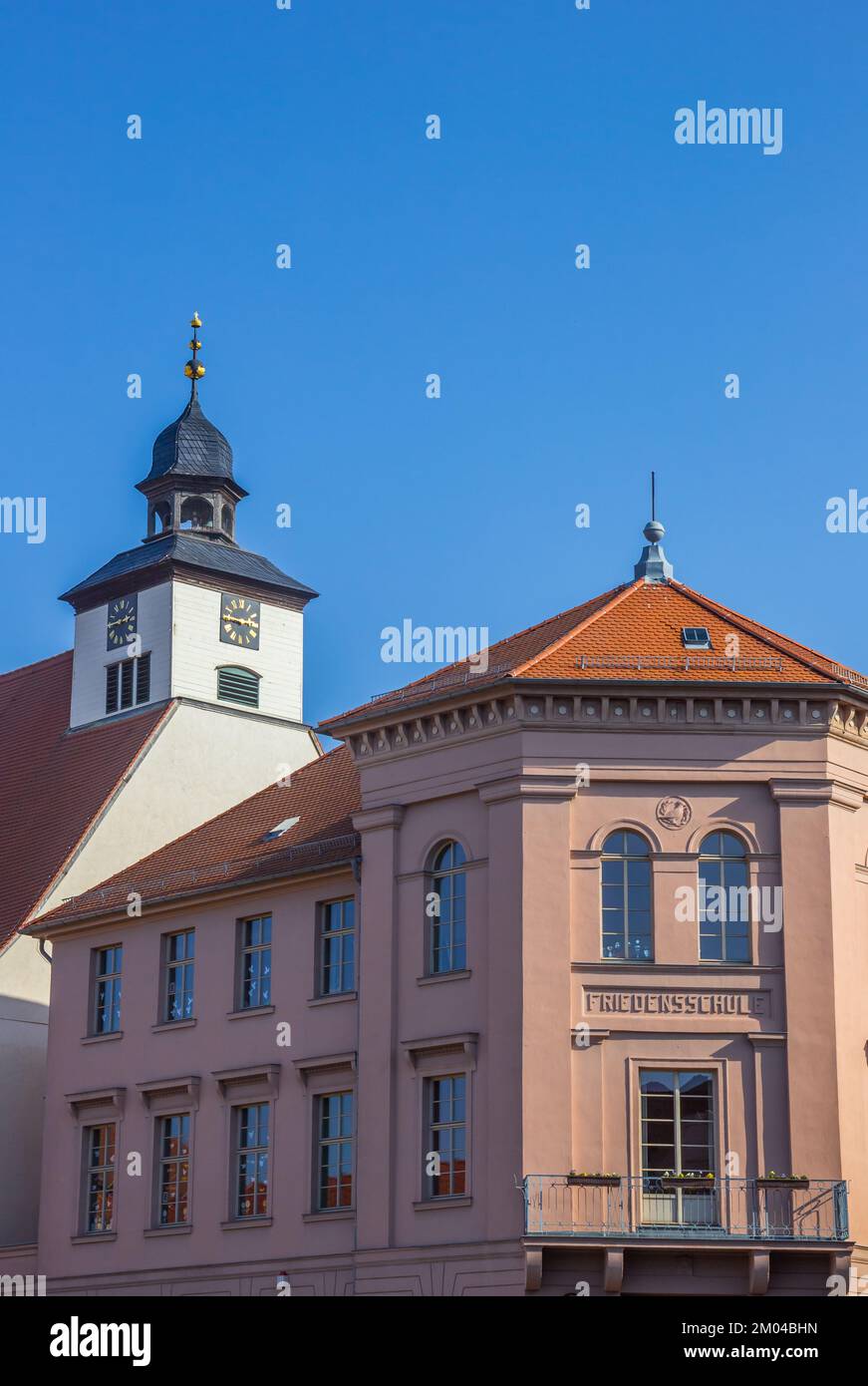 Historische Schule und Kirchturm in Kothen (Anhalt), Deutschland Stockfoto