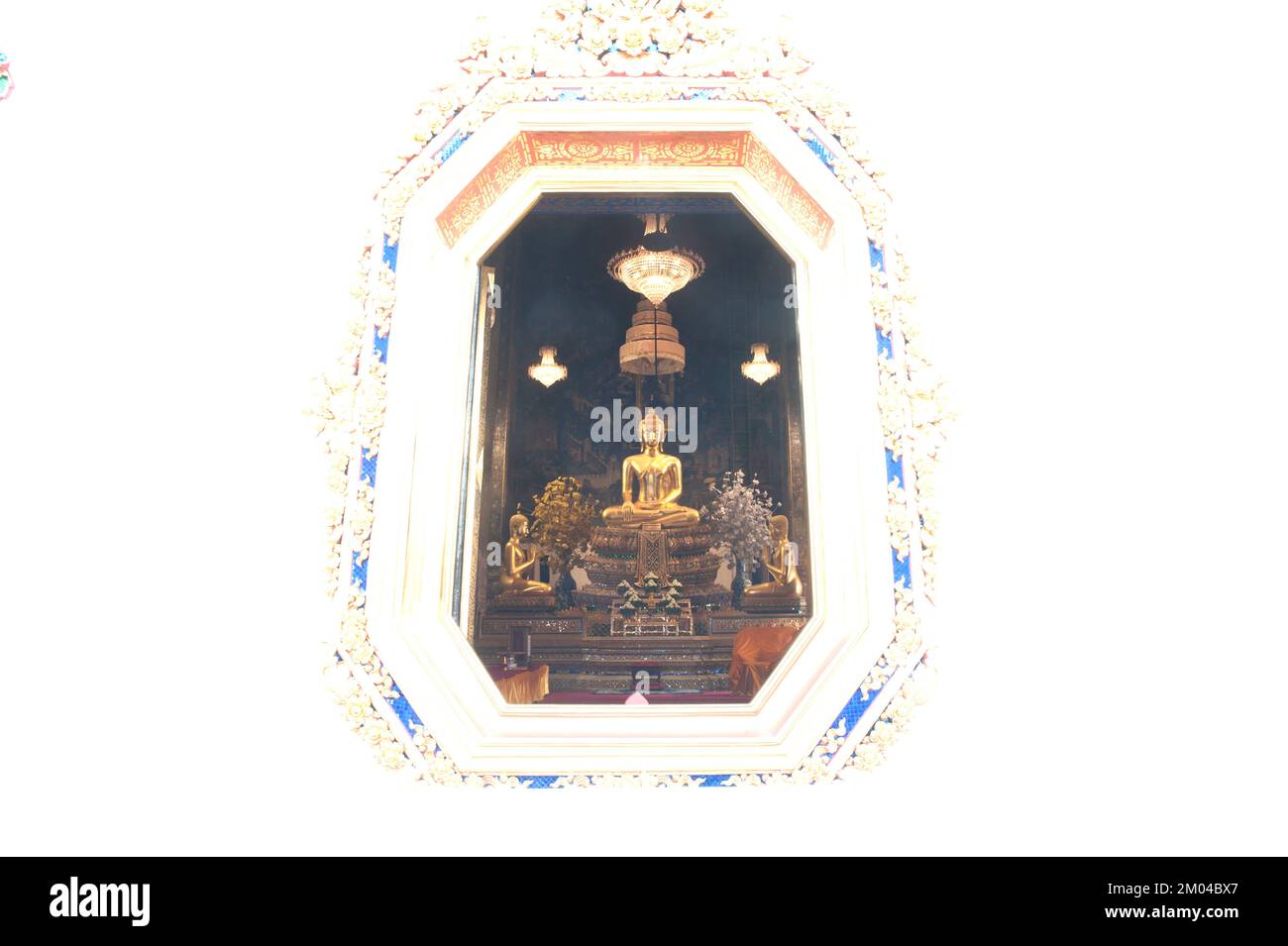 PhraputTumor hat den goldenen, antiken, in der Kirche sitzenden Buddha gesehen. Gelegen im Wat Prayurawongsawas Worawihan Tempel, Bangkok, Thailand. Stockfoto