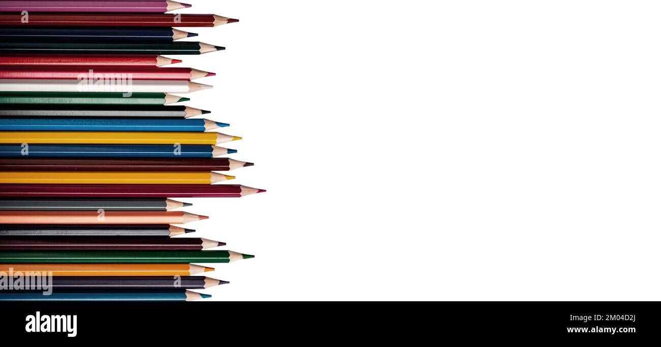 Buntstifte in verschiedenen Farben. Zeichenmaterial auf der linken Seite isoliert auf weißem Hintergrund, Banner. Hochwertiges Foto Stockfoto