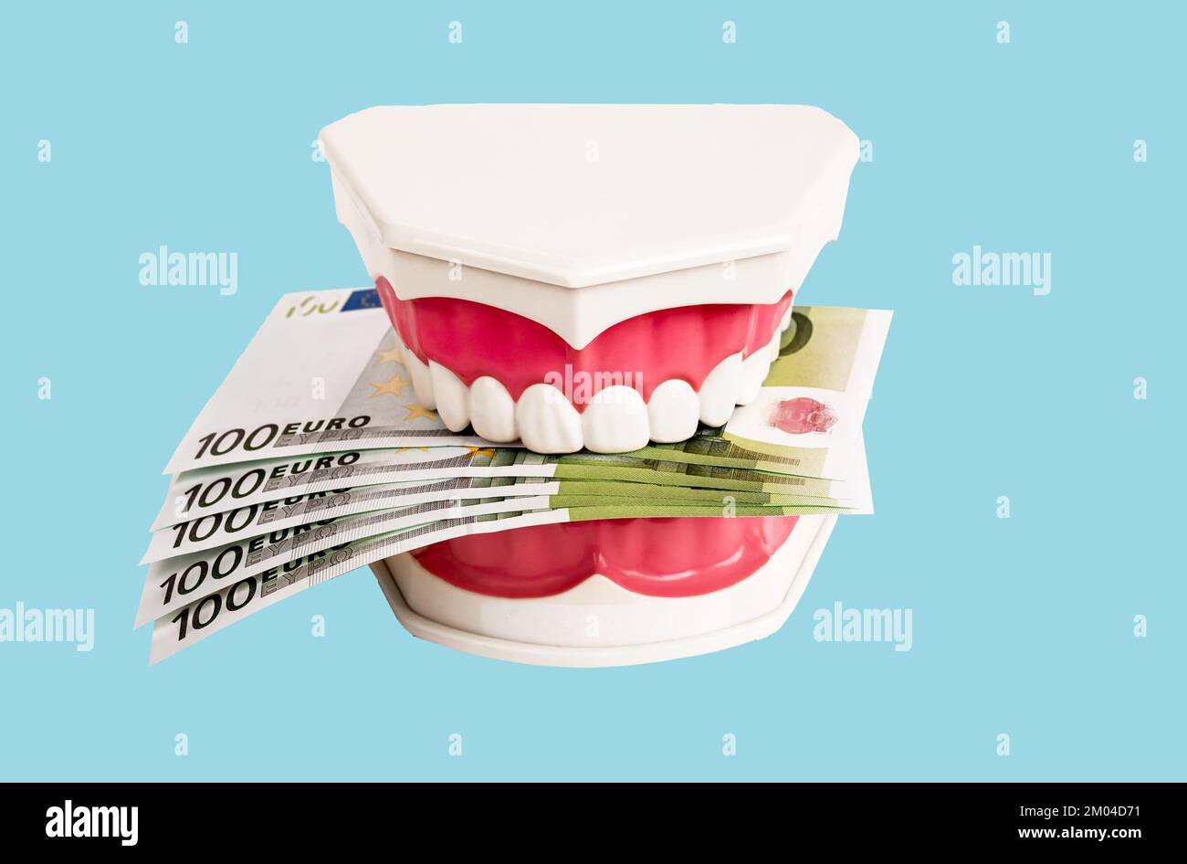 Geld für Zahnpflege, Zahnaufhellung, Zahnbehandlung, Zahnheilkunde Stomatologie. Hochwertiges Foto Stockfoto