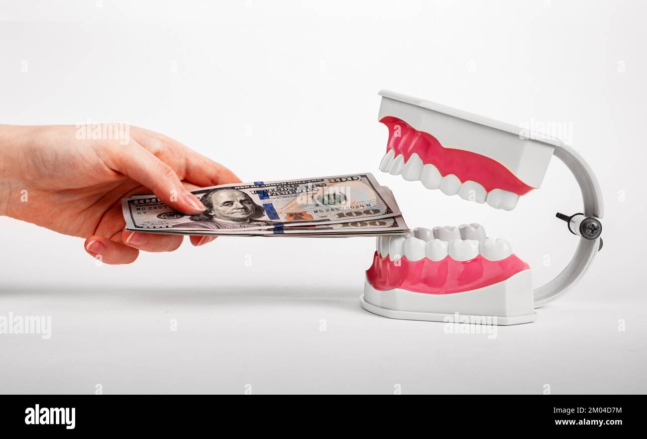 Geld für die Gesundheit der Zähne, Zahnpflege, Zahnbehandlung, Zahnmedizin. Hochwertiges Foto Stockfoto
