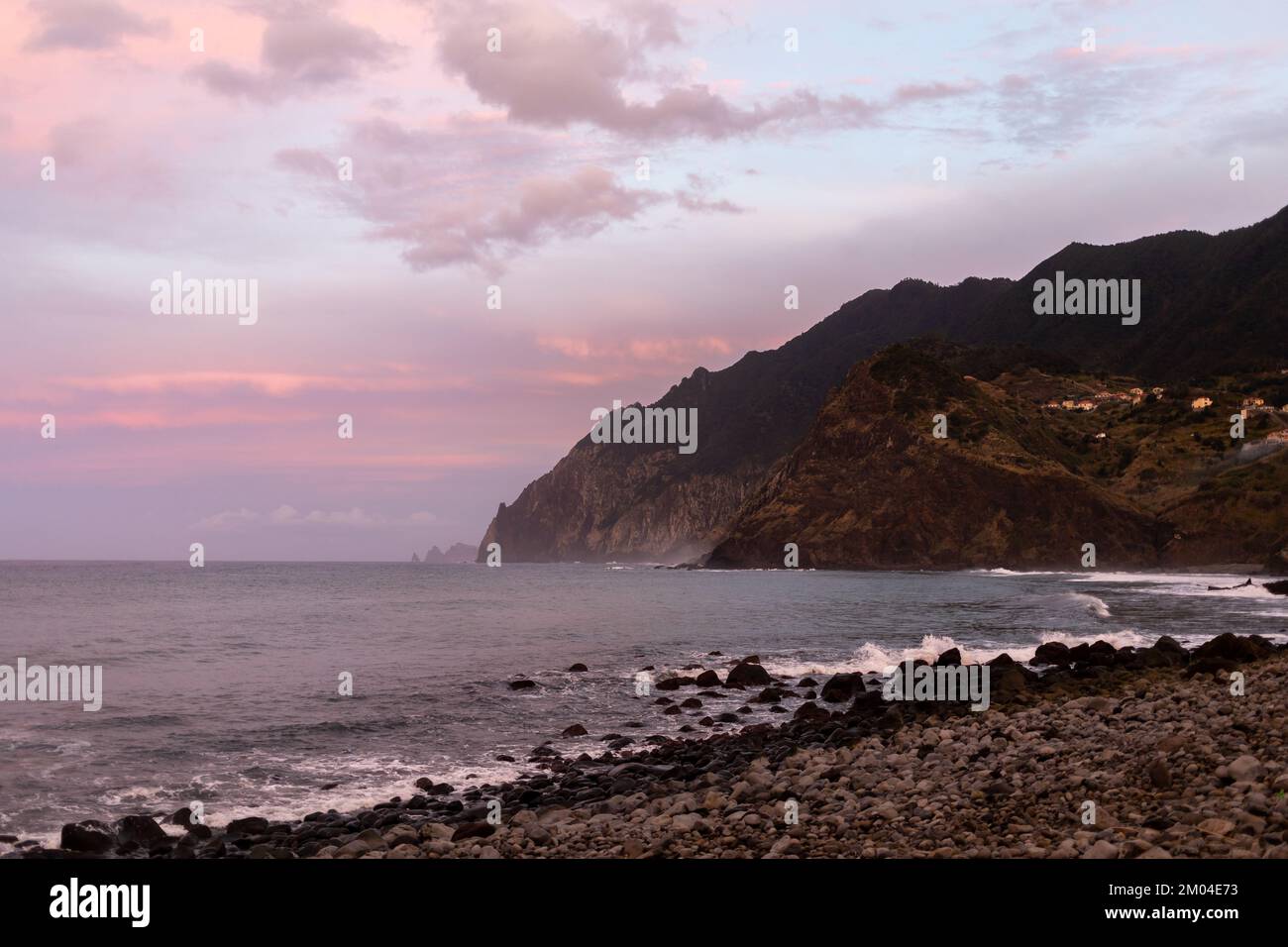 Blick auf den Sonnenuntergang, Meer und Felsen, wunderschöner Hintergrund Stockfoto